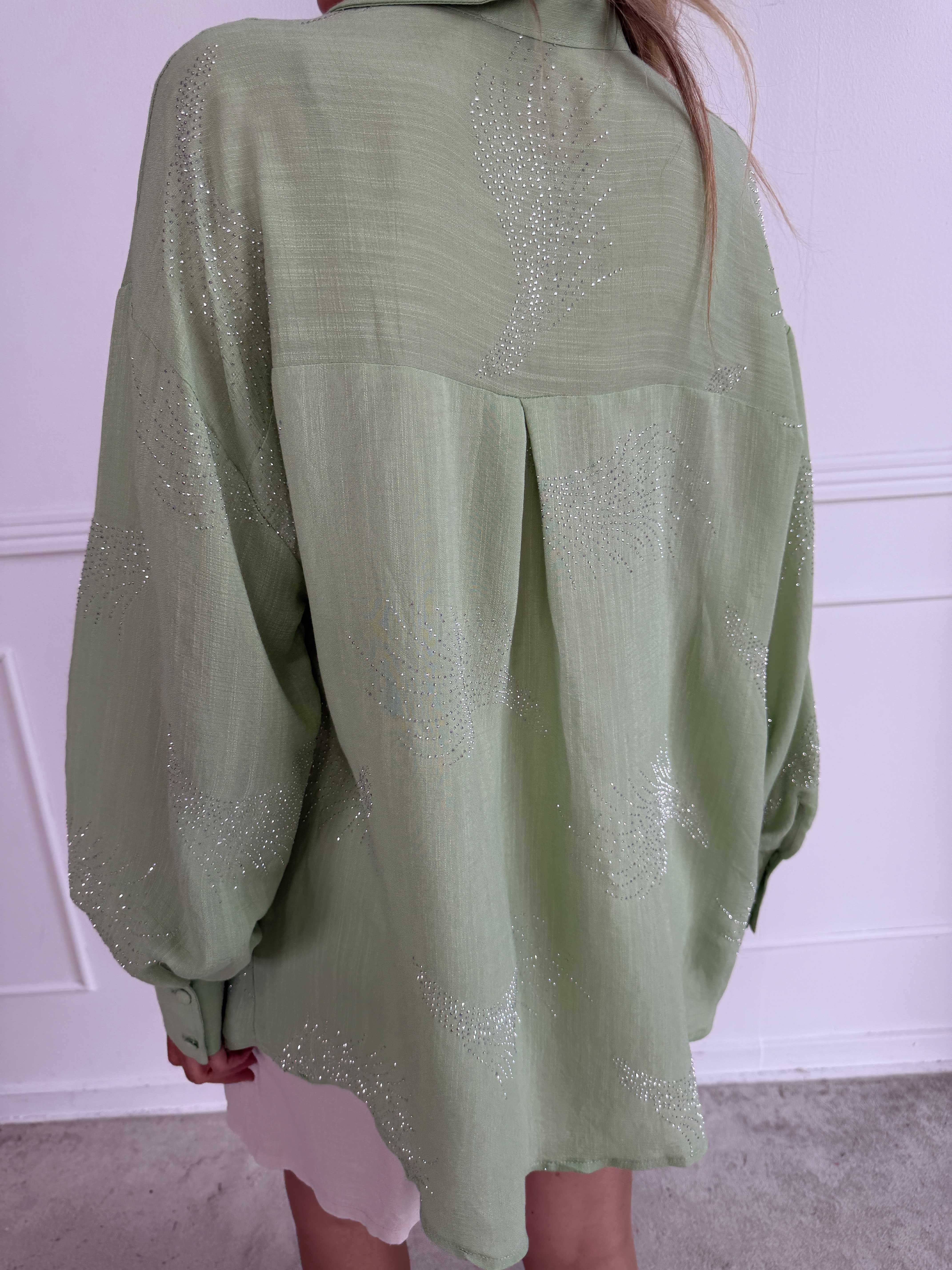 Heidy - Plus size skjorta med fina strass och breda manschetter